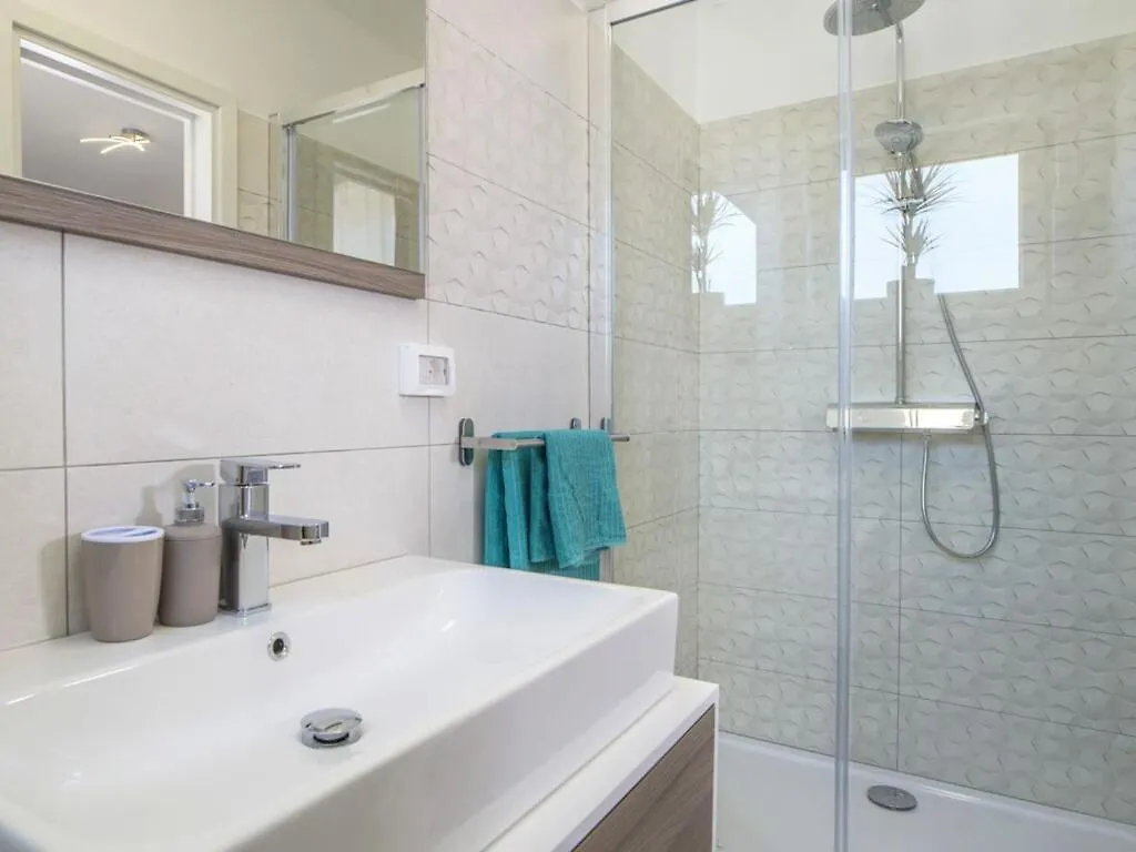 Villa Dina Comfortable Holiday Residence Лабин